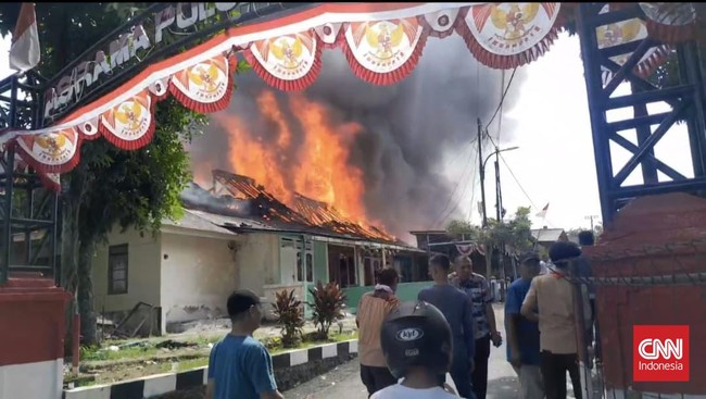 Kebakaran di asrama Polsek Serpong menghanguskan 20 rumah. Api diduga berasal dari rumah kosong. Pemadaman berlangsung satu jam, tanpa korban jiwa.