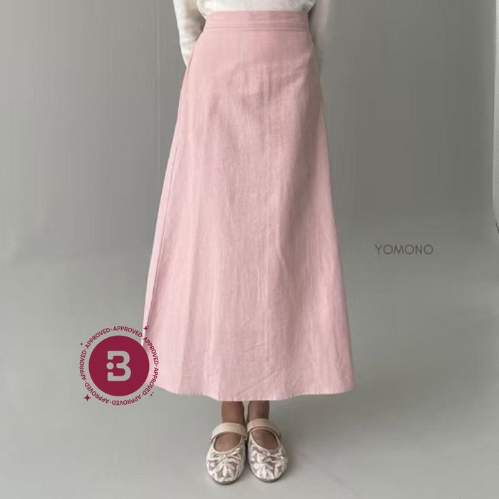 Rekomendasi rok berbahan linen dari brand YOMONOID, berwarna pink menggemaskan yang bikin penampilan jadi feminin dan chic.