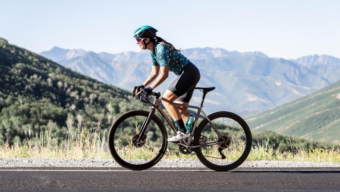 Bersepeda membakar kalori lebih banyak. Bersepeda dengan kecepatan 12 mil per jam bisa membakar lebih banyak kalori dibandingkan berlari./Foto: Freepik.com