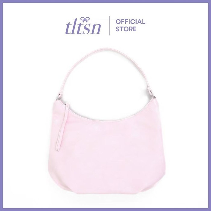 Rekomendasi tas berwarna pink dari brand The Little Things She Needs. Tas ini melengkapi penampilan dengan gaya feminin chic.
