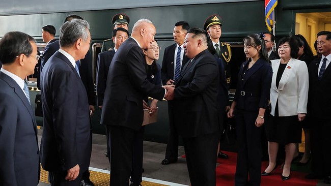 Kim Jong Un mengajak putrinya Kim Ju Ae selama menghadiri parade militer di Beijing, China.