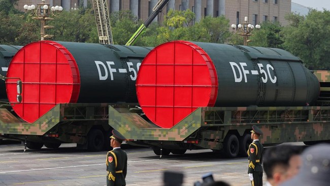 China Pamer Rudal Nuklir Baru di Parade Militer, Bisa Sampai Eropa-AS China memamerkan tiga kelas baru rudal balistik antarbenua (ICBM) kemampuan nuklir dalam parade militer memperingati 80 tahun kekalahan Kekaisaran Jepang.