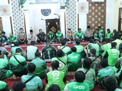 Ratusan Driver Ojol Doa Bareng untuk Affan Kurniawan di Polres Bangkalan