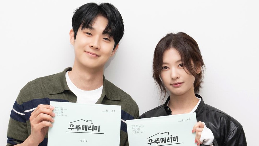 Jung So Min dan Choi Woo Shik menghadiri pembacaan naskah drama Korea Would You Marry Me. Turut hadir Bae Na Ra dan Shin Seul Ki.