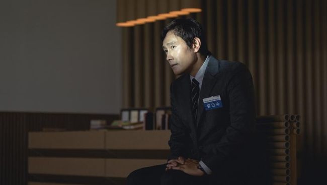 Sinopsis No Other Choice tentang pasutri hadapi ujian rumah tangga setelah suami (Lee Byung-hun) tiba-tiba dipecat dari perusahaannya.