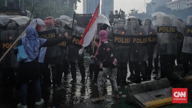 400 Pedemo Masih Ditahan, Ribuan Jadi Korban Kekerasan Koalisi Masyarakat Sipil mencatat 400 demonstran masih ditahan setelah aksi demonstrasi yang dibalas kekerasan aparat.