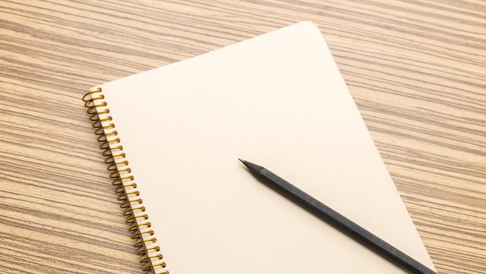 Buku catatan dan pensil yang tersedia di kamar hotel. Keduanya bisa dibawa pulang oleh tamu yang menginap.