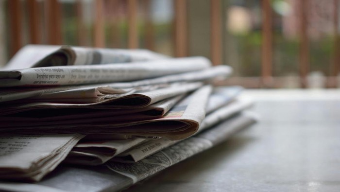 Koran kadang tersedia di kamar hotel. Koran dibawa pulang dari kamar hotel oleh tamu.