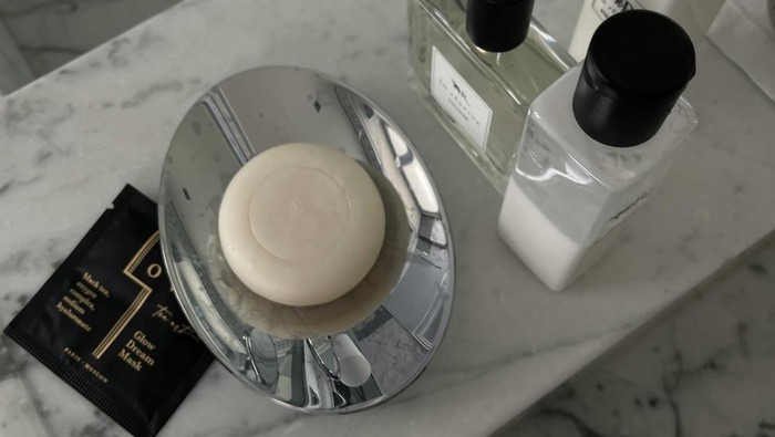 Sabun hotel tersedia di kamar hotel. Sabun batangan kecil ini bisa dibawa pulang tamu.