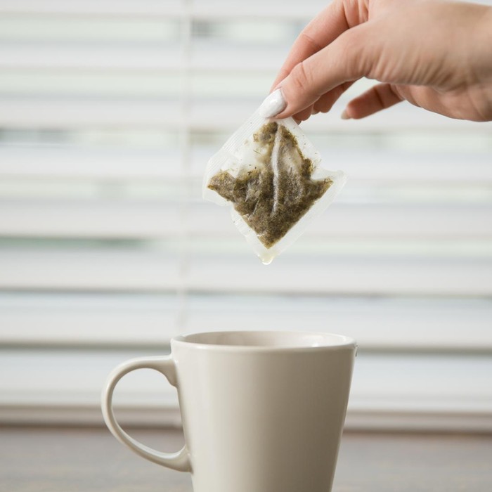 Teh, kopi, gula tersedia di kamar hotel. Minuman kemasan sachet bisa dibawa pulang oleh tamu hotel.