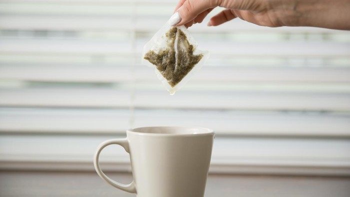 Teh, kopi, gula tersedia di kamar hotel. Minuman kemasan sachet bisa dibawa pulang oleh tamu hotel.
