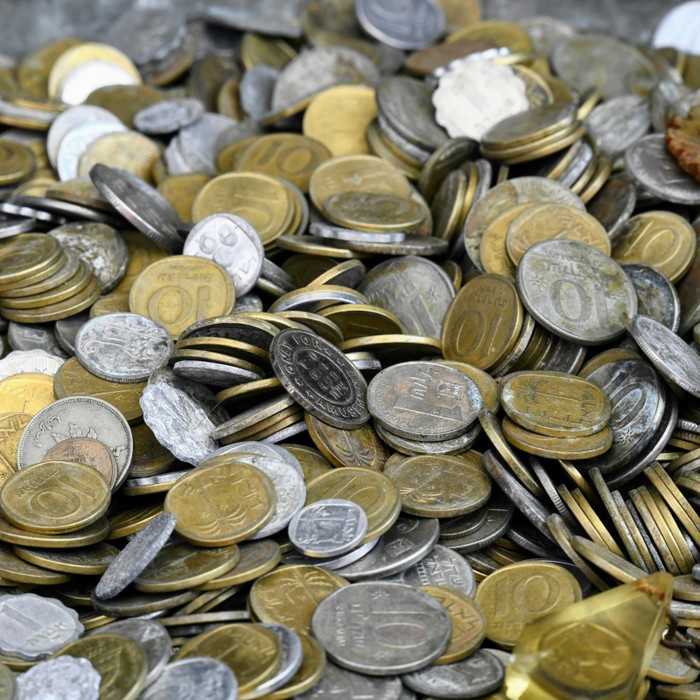 Tradisi Maulid Nabi di Madiun dikenal dengan Sebar Udikan. Tradisi ini dilakukan dengan menyebar uang koin di halaman rumah warga dan diperebutkan oleh masyarakat.