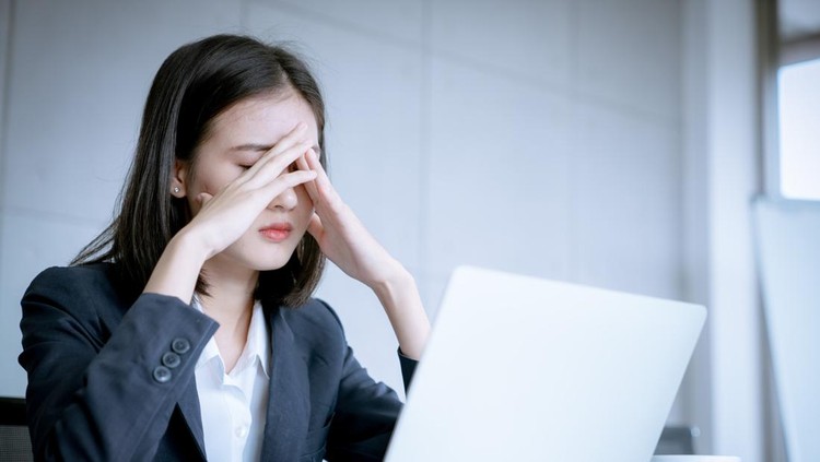 Ilustrasi wanita karier di kantor Asian business woman headache stressed because of work mistake problems about profit losses to be risk for fired from her job