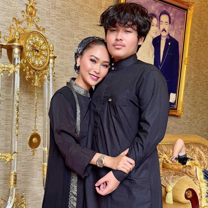 <p>Dalam unggahan tersebut, Inul mengabadikan foto bersama sang putra saat latihan fisik di tempat gym yang sama. Ivan menjadi sorotan netizen karena memiliki postur tubuh gagah dan tinggi badan yang sudah melampaui sang Bunda. (Foto: Instagram@inul.d)</p>