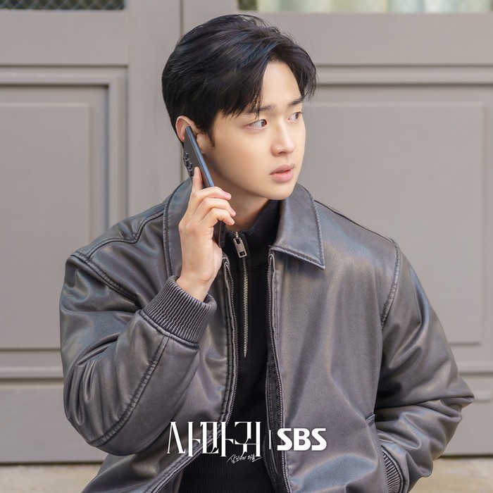 Jang Dong Yoon menceritakan tentang karakter dan persiapannya dalam memerankan Cha Soo Yeol, seorang detektif yang harus bekerja sama dengan ibunya, seorang pembunuh berantai yang dijuluki 