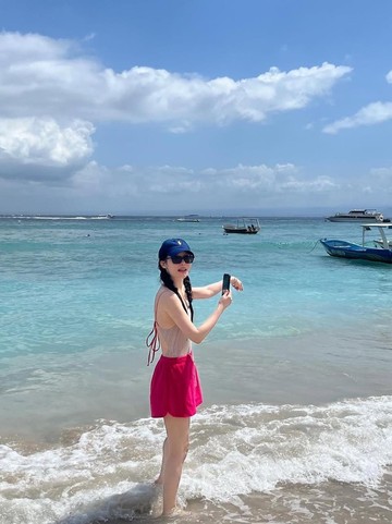 Pesonanya Memikat, Simak 8 Potret Jung Chae Yeon Saat Nikmati Liburan di Bali