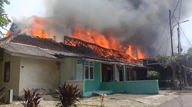Kebakaran melanda asrama Polsek Serpong di Cilenggang, Tangsel. Proses pemadaman masih berlangsung dengan 10 unit Damkar dikerahkan.