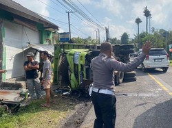 Hindari Motor, Truk Tabrak Warung hingga Terguling di Karangasem