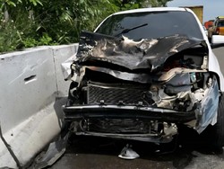 Sedan Tabrak Truk Boks di Tol Jagorawi Arah Bogor hingga Terbakar