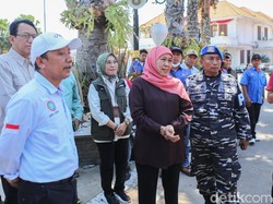 Momen Khofifah Gandeng Buruh Bersih-bersih Puing Sisa Kebakaran Grahadi