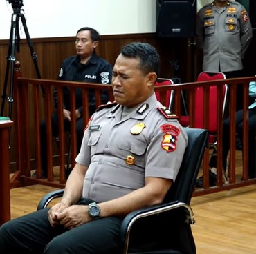 Tangis Kompol Cosmas yang Tabrak Affan Kurniawan usai Dipecat Polri