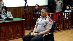 Tangis Kompol Cosmas yang Tabrak Affan Kurniawan usai Dipecat Polri