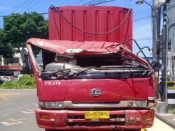 Truk Hilang Kendali Tabrak Pohon di Antang Makassar, Sopir-Anaknya Luka