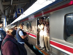 Sempat Sepi Imbas Imbauan WFH, KRL ke Jakarta Kembali Padat Pagi Ini