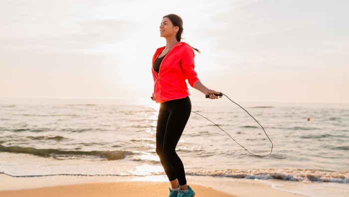 Lompat tali efektif untuk membakar kalori lebih banyak. Lompat tali adalah latihan kardio yang membantu membakar lebih banyak kalori dibandingkan berlari, bahkan jika dilakukan dengan tempo lambat. /Foto: Freepik.com