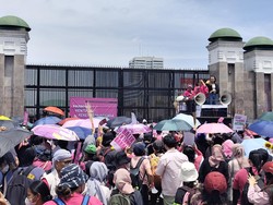 Video: Solidaritas Emak-emak Siapkan Makan saat Demo di DPR