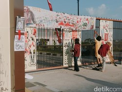 Demo DPRD Bojonegoro Diwarnai Teaterikal dan Corat-coret Pagar
