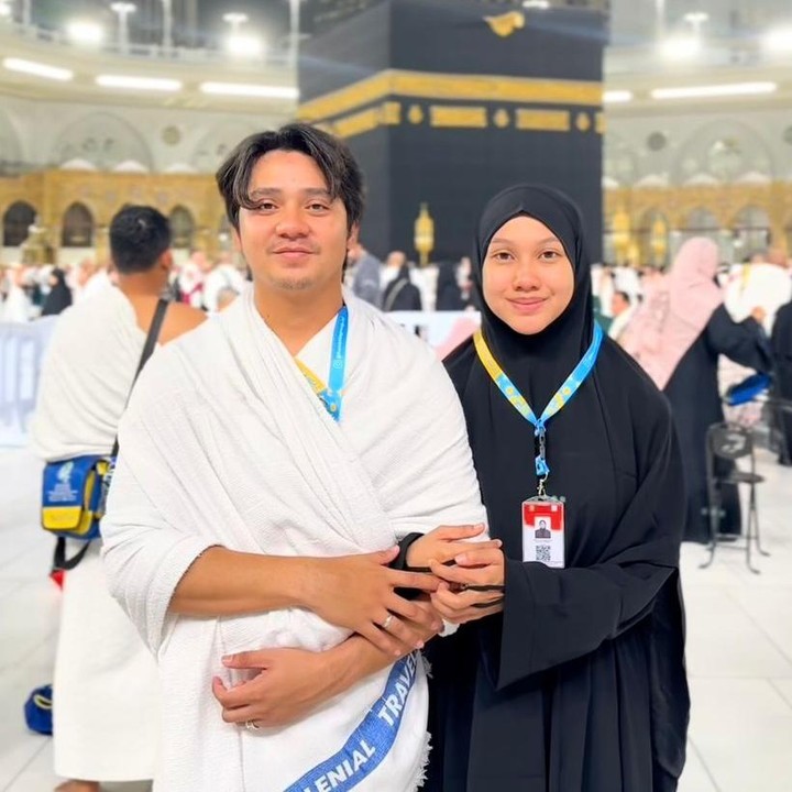 <p>Momen bahagia keduanya diperlihatkan Arbani dan Raissa melalui unggahan di Instagram <em>@arbaniyasiz</em>. Dalam salah satu unggahan, Arbani dan Raissa tampak tersenyum berdiri di depan Ka'bah. (Foto: Instagram @arbaniyasiz)</p>