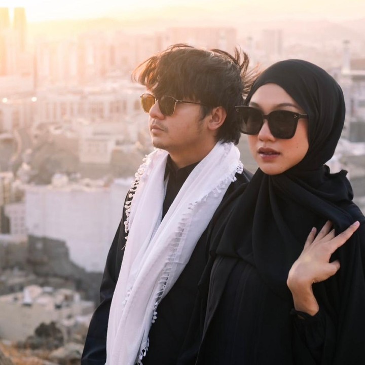 <p>Arbani Yasiz dan Raissa Ramadhani resmi menikah di Masjid Istiqlal, Jakarta Pusat, 9 Agustus 2025. Belum genap sebulan, pasangan baru ini memutuskan untuk melaksanakan ibadah umrah bersama. (Foto: Instagram @raissarmdhn)</p>