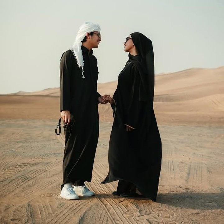<p>Tak berhenti di situ saja, Arbani juga menuliskan doa dan harapannya agar hubungannya dengan Raissa selalu diberkahi dan dirahmati oleh Allah. "Dan kali ini hamba datang tidak sendiri, hamba datang dengan kekasih hamba. Cintailah kami Ya Allah, berkahilah kami selalu Ya Rabb dan Rahmatilah kami Ya Rabb," tambahnya. (Foto: Instagram @raissarmdhn)</p>