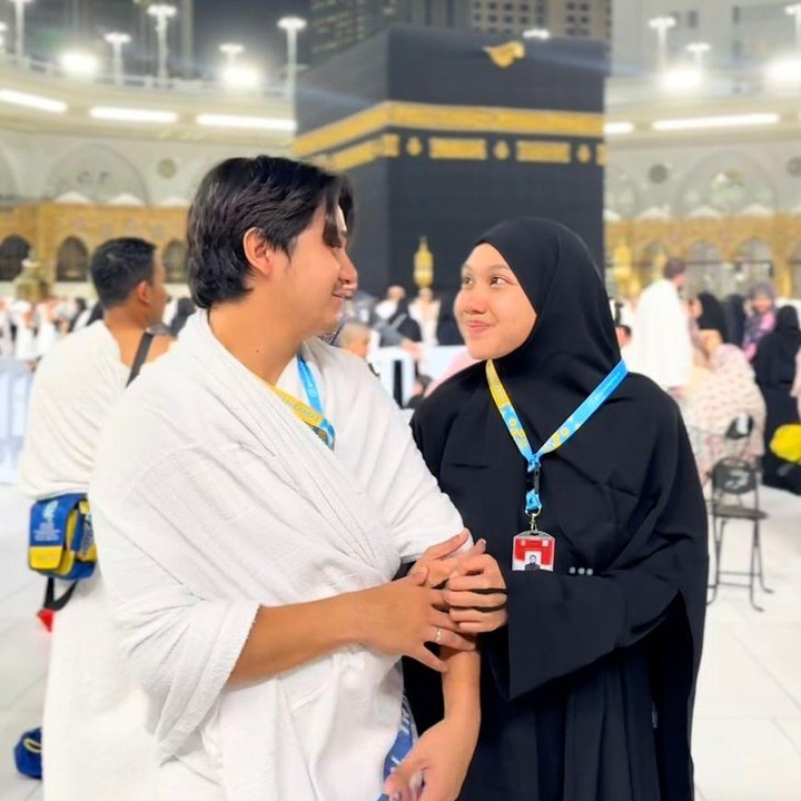<p>Keduanya pun mengenakan pakaian umrah. Arbani memakai ihram putih, sementara Raissa tampil berbeda dengan gamis hitam yang cantik. (Foto: Instagram @arbaniyasiz)</p>