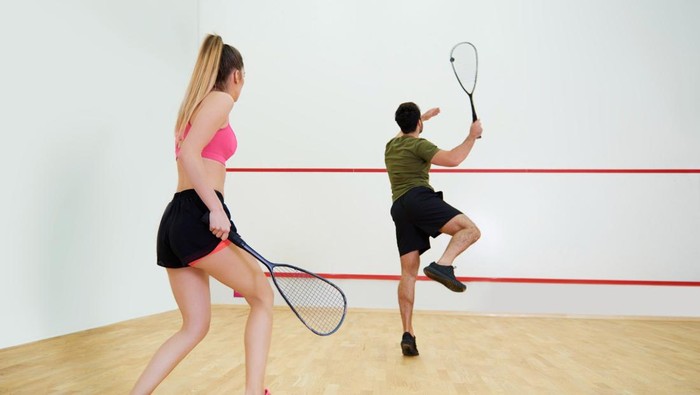 Olahraga Racquetball untuk membakar kalori lebih banyak. Racquetball adalah jenis olahraga yang membantu membakar kalori lebih banyak karena gerakannya melibatkan lari sekaligus memukul bola./Foto: Freepik.com