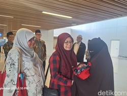 Akhirnya! Jemaah yang Melahirkan Saat Haji Tiba di Embarkasi Surabaya