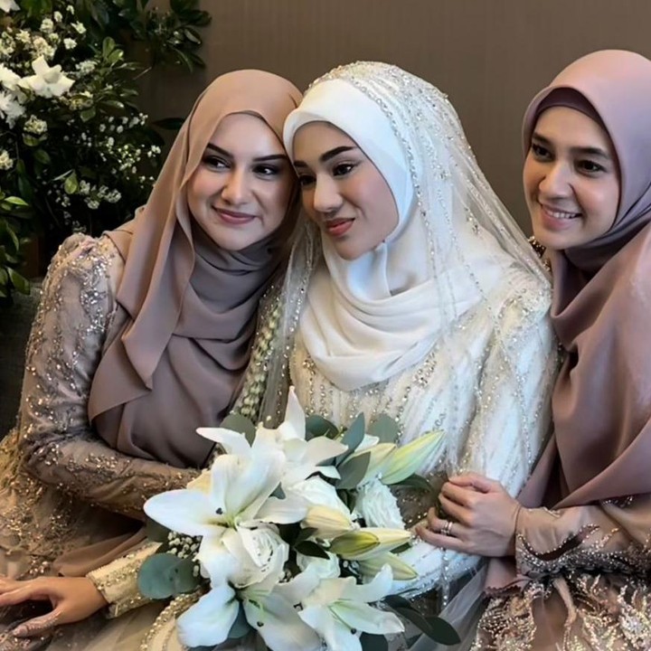<p>Dhini Aminarti dan Irish Bella sukses menarik perhatian warganet saat tampil sebagai <em>bridesmaid</em> di pernikahan sahabat mereka, Clara Shinta, pada 30 Agustus 2025. Keduanya tampil cantik saat mendampingi sahabatnya di momen ijab kabulnya. (Foto: Instagram @dhiniaminarti)</p>