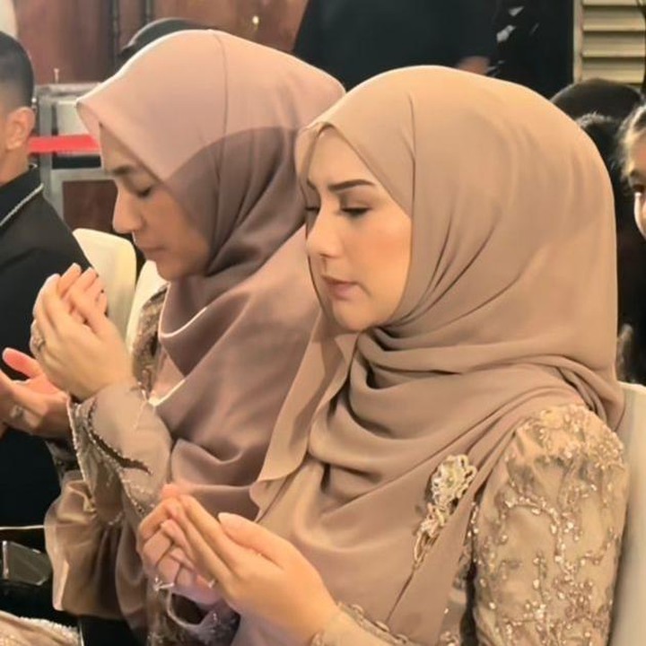 <p>Gaun yang mereka kenakan diketahui merupakan rancangan dari Redberry Wedding. Detail hiasan bordiran yang senada pada busana itu memberikan sentuhan elegan sekaligus mewah. (Foto: Instagram @dhiniaminarti)</p>