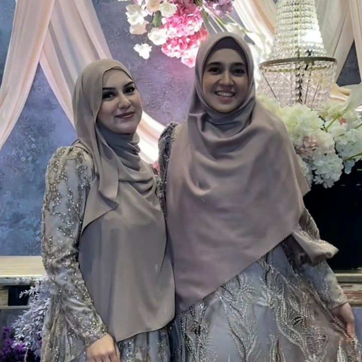<p>Untuk riasan, baik Dhini maupun Irish memilih gaya natural yang memancarkan kecantikan asli mereka. Dengan sentuhan <em>makeup</em> yang tipis, aura segar keduanya pun semakin terlihat jelas, Bunda. (Foto: Instagram @dhiniaminarti)</p>