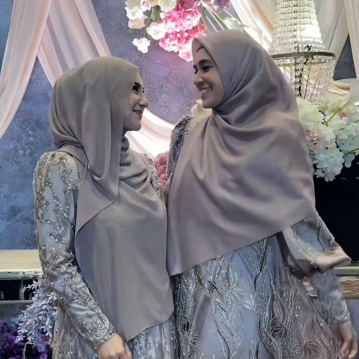 <p>Sebagai pelengkap, Irish terlihat mengenakan bros berbentuk bunga di sisi kiri dada. Saat berpose bersama, kehadiran mereka sukses bikin banyak tamu terpesona dan tak bisa lepas memandang. (Foto: Instagram @dhiniaminarti)</p>