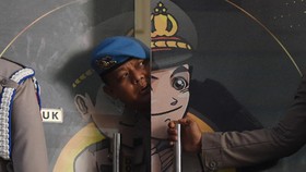 Personel Divisi Propam Polri berjaga saat berlangsungnya sidang etik bagi Komandan Batalyon Resimen IV Korps Brimob Polri Kompol Cosmas Kaju Gae,