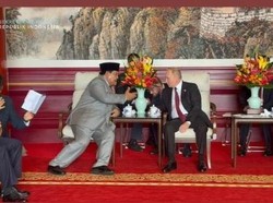 Prabowo Duduk di Samping Putin Saksikan Parade Militer China, Ngobrol Berdua