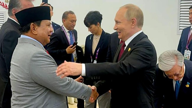 Prabowo Gelar Pertemuan Khusus dengan Vladimir Putin di China Prabowo gelar pertemuan khusus dengan Vladimir Putin di sela kehadiran keduanya pada parade militer China.i