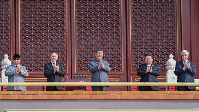 Apa artinya kunjungan Prabowo ke parade militer di China saat negara sedang bergejolak?
