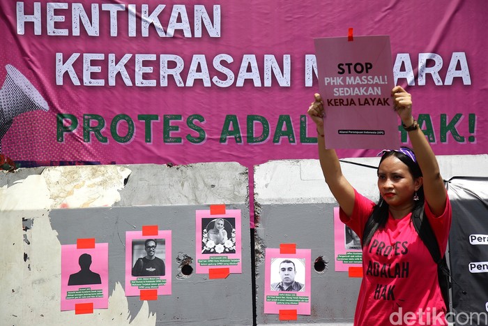 Ratusan perempuan dari Aliansi Perempuan Indonesia menggelar aksi damai di depan Gedung DPR/MPR, Jakarta, Rabu (3/9/2025). Mereka mengenakan pakaian bernuansa pink dan hitam sebagai simbol keberanian dan duka atas korban jiwa aksi sebelumnya.