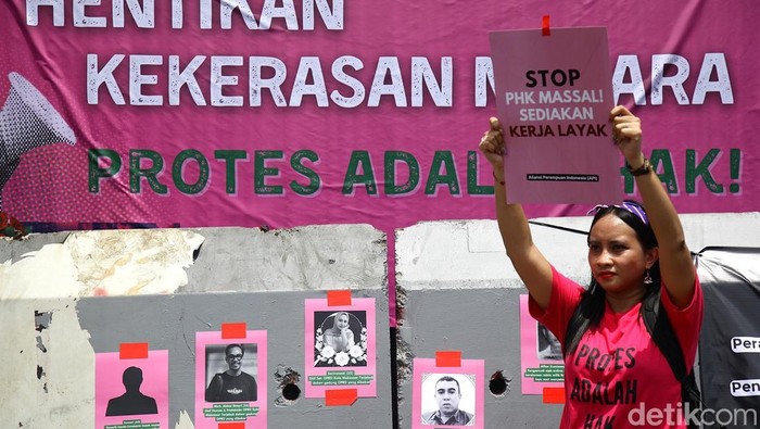 Ratusan perempuan dari Aliansi Perempuan Indonesia menggelar aksi damai di depan Gedung DPR/MPR, Jakarta, Rabu (3/9/2025). Mereka mengenakan pakaian bernuansa pink dan hitam sebagai simbol keberanian dan duka atas korban jiwa aksi sebelumnya.