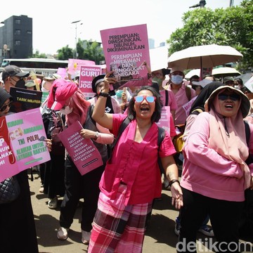Kompak Pakai Pink, Aliansi Perempuan Indonesia Unjuk Rasa di Depan DPR