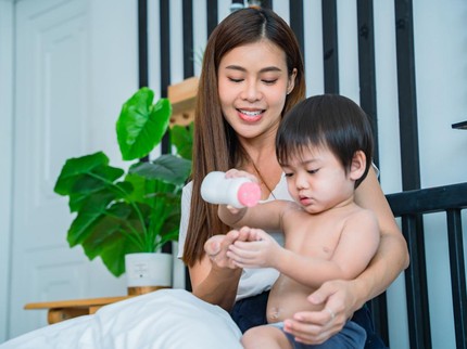 Bedak Salicyl: Kegunaan, Dosis, Efek Samping, dan Penggunaannya untuk Bayi