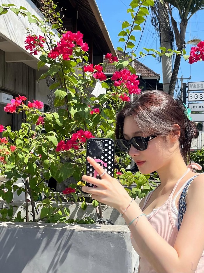 Selama di Bali, sisi ceria dan paras rupawan Jung Chae Yeon tampak begitu menyatu dengan cuaca cerah serta terik dari sinar matahari./ Foto: instagram.com/j_chaeyeoni